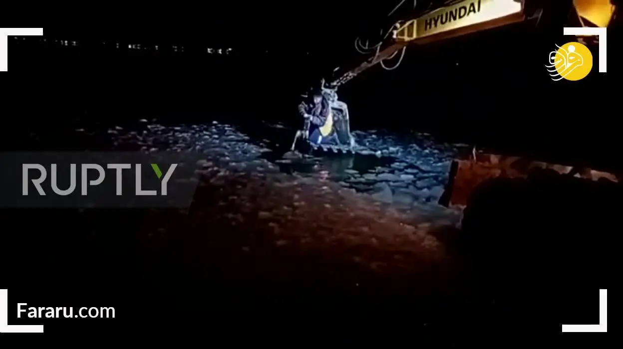 (ویدئو) نجات سگ گرفتار در یخ با بیل مکانیکی