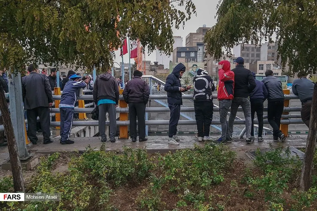 (تصاویر) ترافیک و اعتراض بنزینی چند خودرو در بزرگراه امام علی