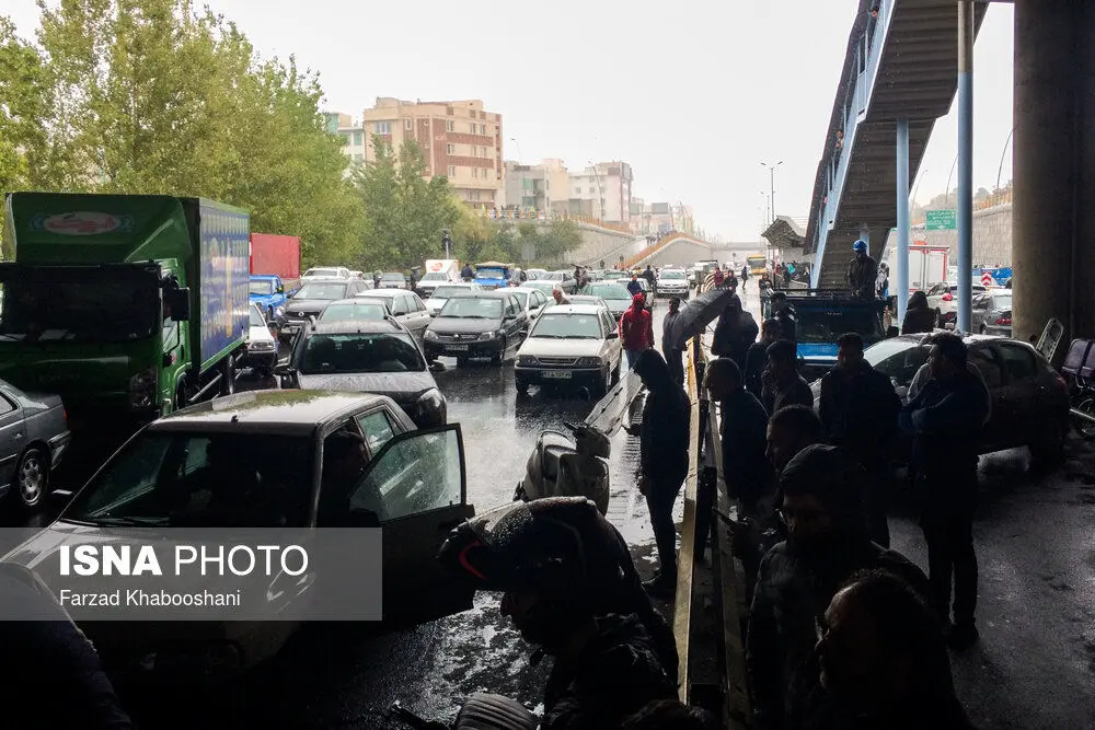 (تصاویر) تجمع در اعتراض به گرانی و سهمیه‌بندی بنزین در کشور