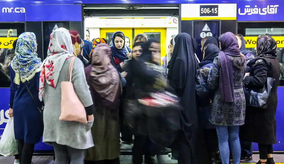 (تصاویر) ازدحام مسافران در متروی تهران بعد از گرانی بنزین
