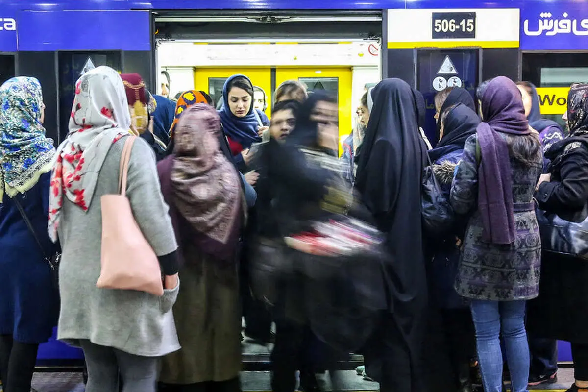 (تصاویر) ازدحام مسافران در متروی تهران بعد از گرانی بنزین