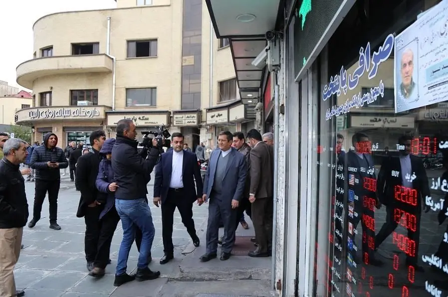 (تصاویر) بازدید سرزده رئیس بانک مرکزی از بازار ارز