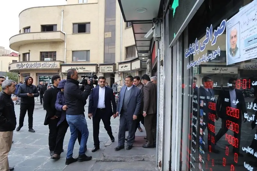 (تصاویر) بازدید سرزده رئیس بانک مرکزی از بازار ارز
