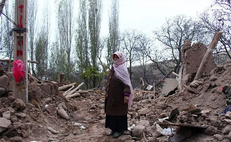 (تصاویر) زندگی دشوار زلزله‌زدگان ورنکش در برف و سرما