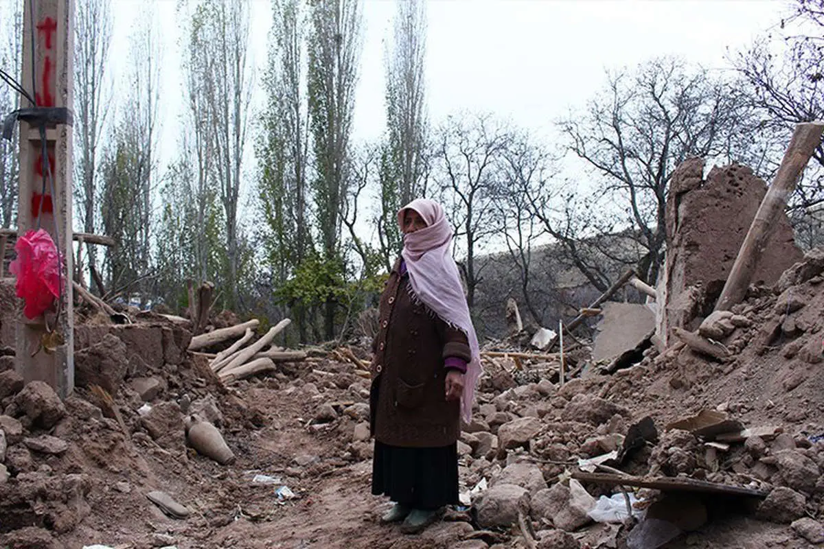 (تصاویر) زندگی دشوار زلزلهزدگان ورنکش در برف و سرما
