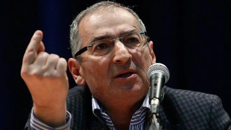زیباکلام: با قانون اساسی هیچ یک از بن‌بست‌های کشور حل نمی‌شود