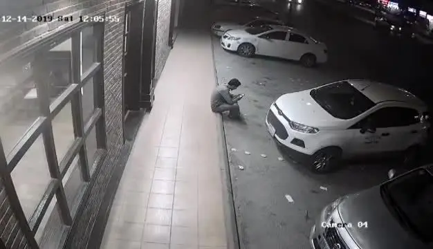 (ویدئو) فرار جوان عربستانی از مرگ