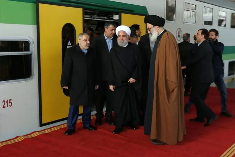 (عکس) روحانی با قطار شهری به هشتگرد رفت