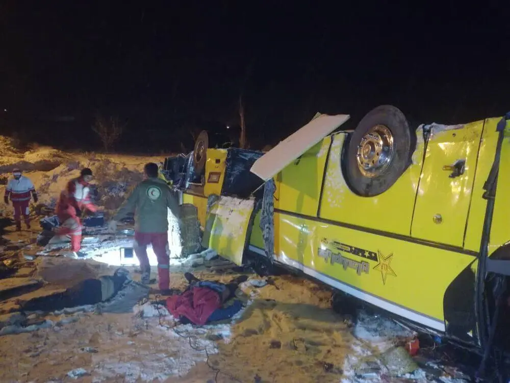 (تصاویر) واژگونی مرگبار اتوبوس در آزادراه زنجان - تبریز
