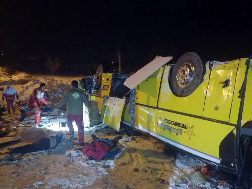 (تصاویر) واژگونی مرگبار اتوبوس در آزادراه زنجان - تبریز