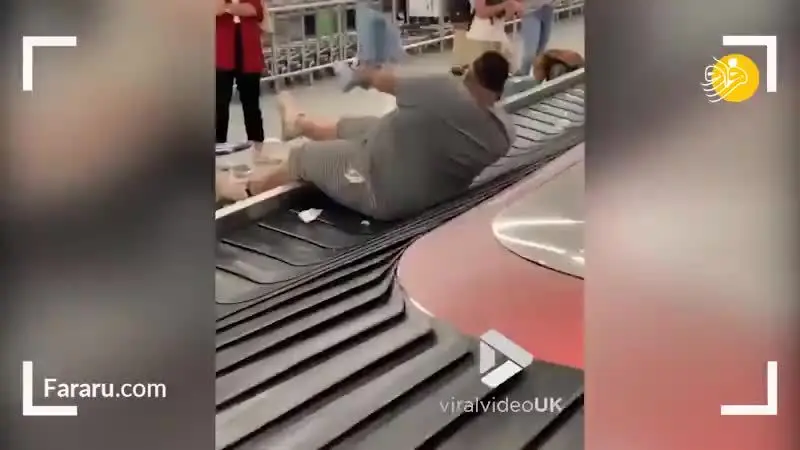 (ویدئو) عاقبت افتادن مرد چاق روی تسمه نقاله فرودگاه