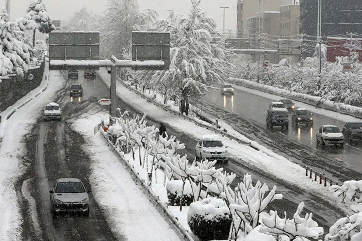 برف، تهران را سفید پوش میکند