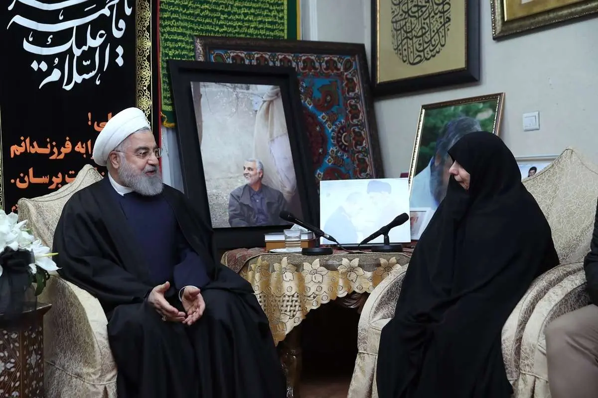 (تصاویر) روحانی در منزل سپهبد شهید قاسم سلیمانی