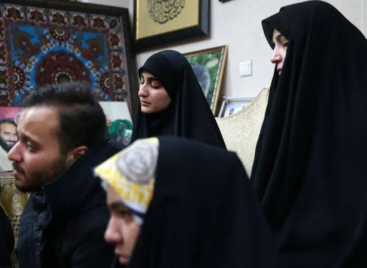 (عکس) اشک‌های دختر سردار قاسم سلیمانی در فراق پدر