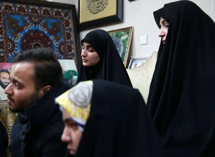 (عکس) اشک‌های دختر سردار قاسم سلیمانی در فراق پدر