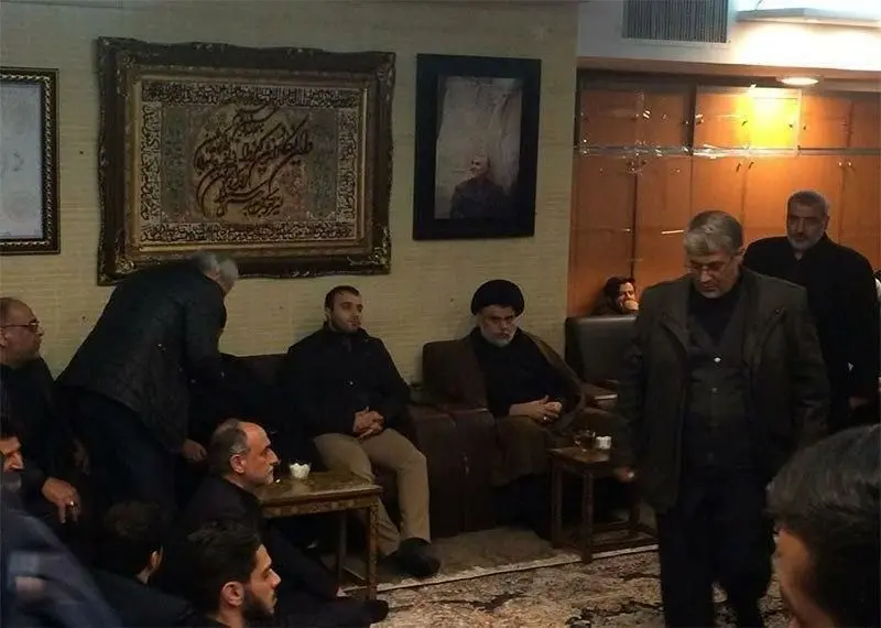 (عکس) حضور مقتدی صدر در منزل سردار شهید سلیمانی