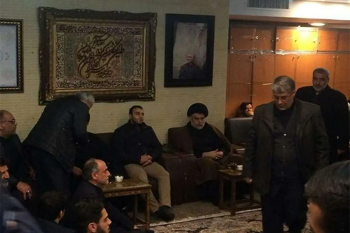 (عکس) حضور مقتدی صدر در منزل سردار شهید سلیمانی