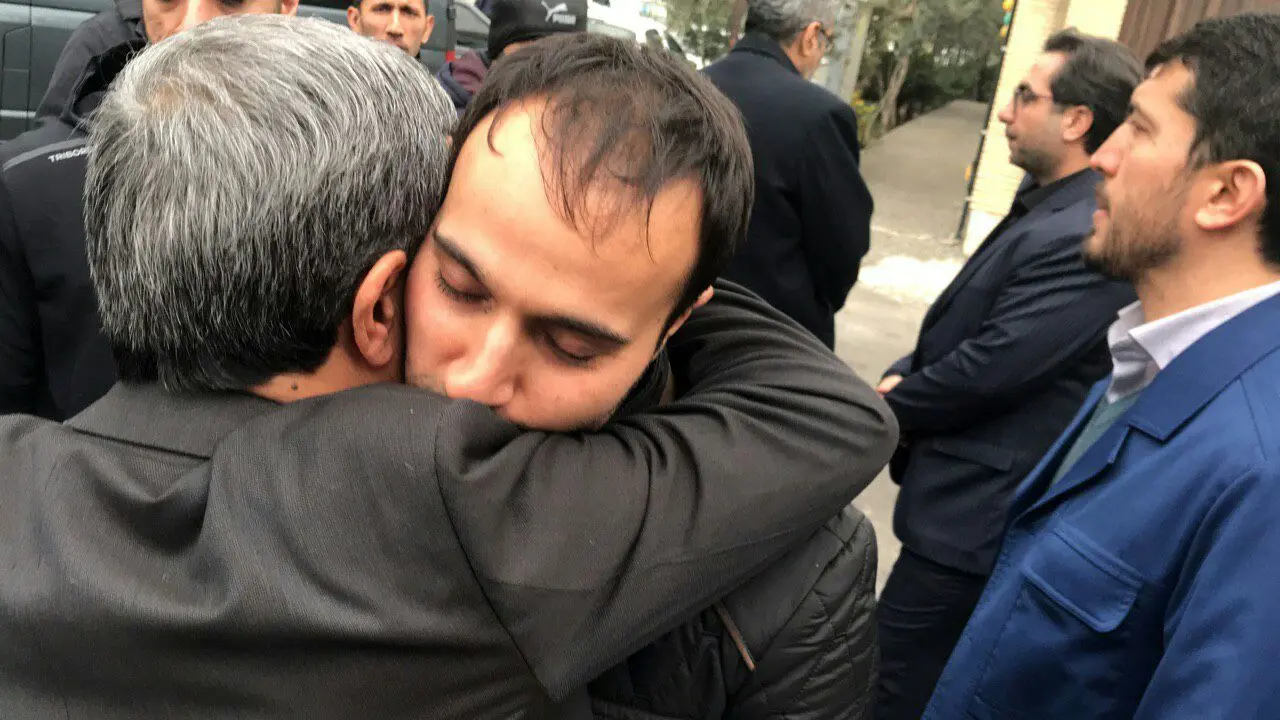 (عکس) فرزند شهید سلیمانی در آغوش احمدی‌نژاد