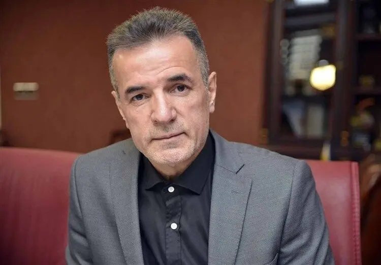انصاری‌فرد: برای حل مشکل مالی قرض می‌کنیم