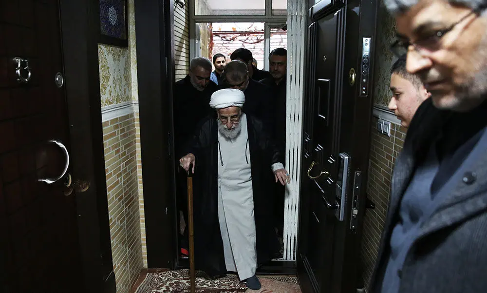(تصاویر) سوگواری آیت الله جنتی در منزل سردار سلیمانی