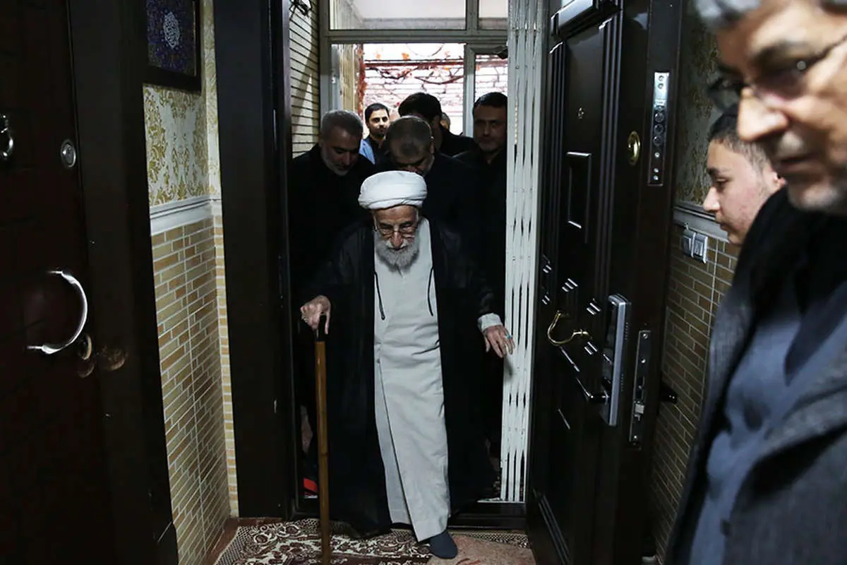 (تصاویر) سوگواری آیت الله جنتی در منزل سردار سلیمانی