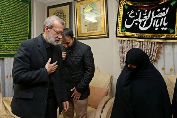 (تصاویر) حضور  رئیس مجلس در منزل سردار سلیمانی