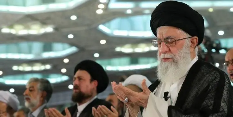 اقامه نماز بر پیکر شهید سپهبد سلیمانی توسط رهبر انقلاب