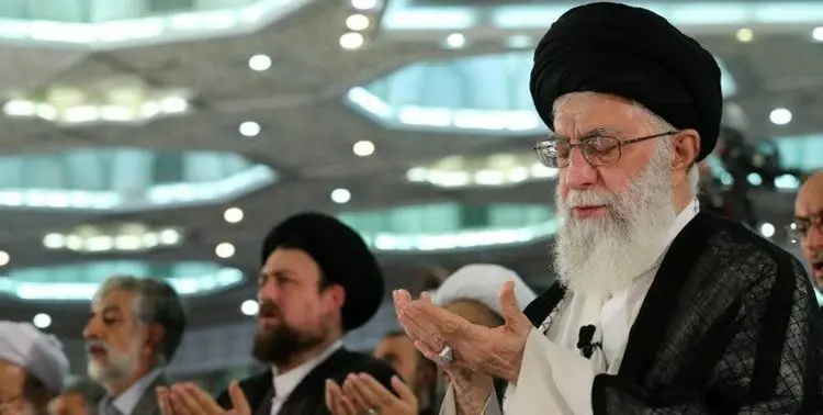اقامه نماز بر پیکر شهید سپهبد سلیمانی توسط رهبر انقلاب
