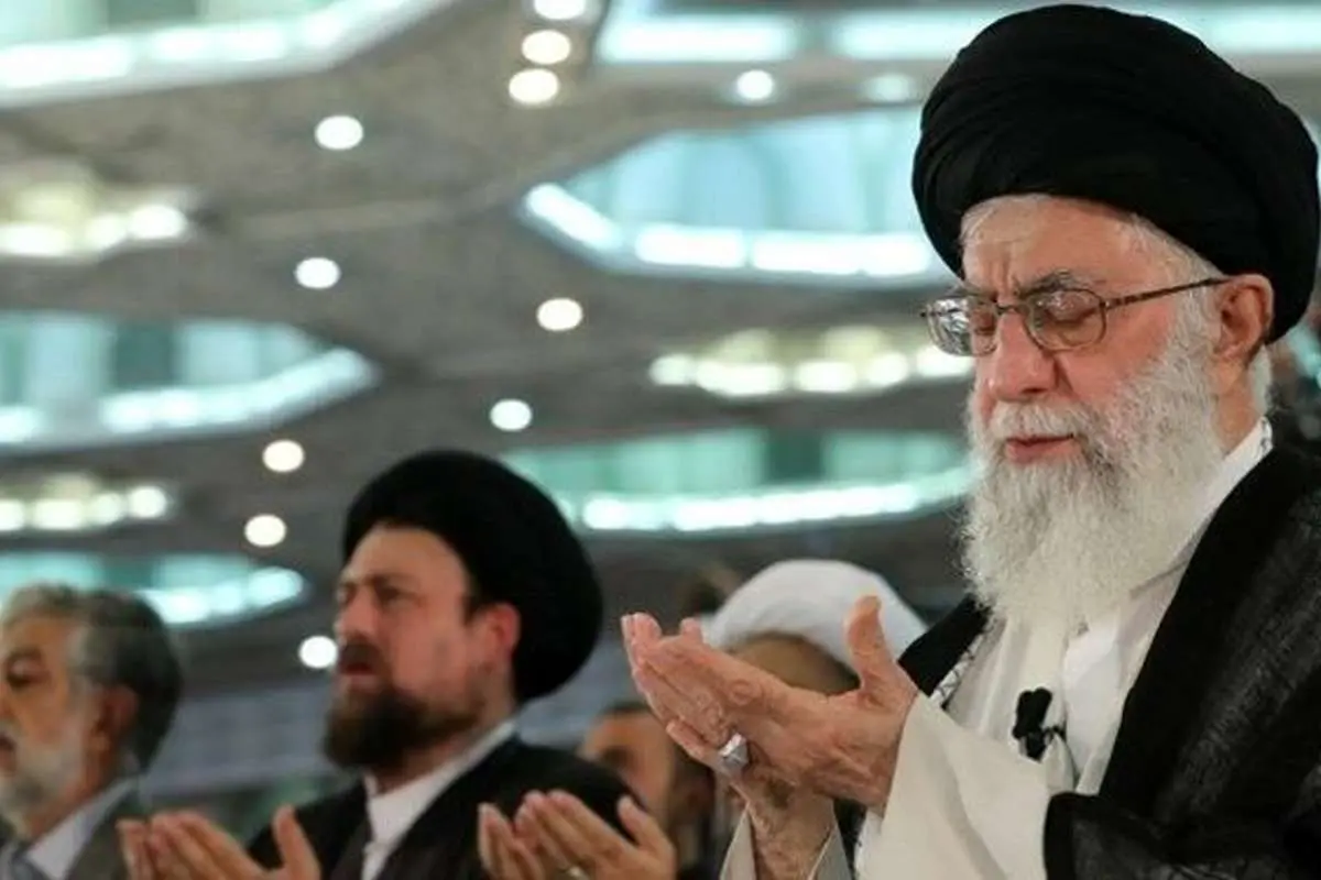 اقامه نماز بر پیکر شهید سپهبد سلیمانی توسط رهبر انقلاب