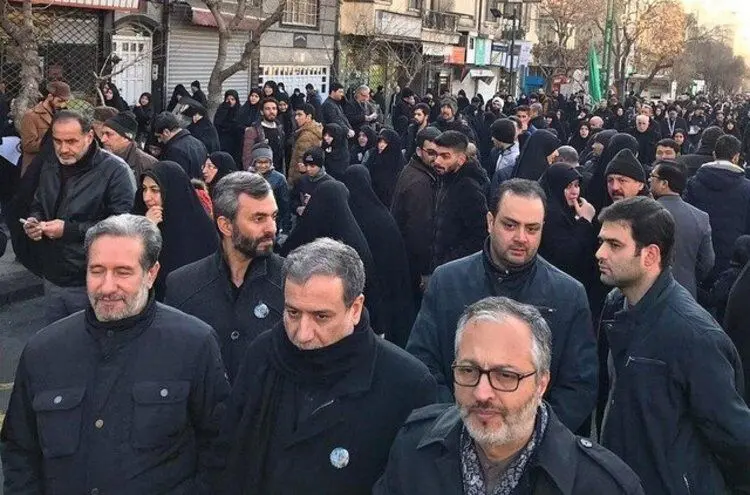 (عکس) حضور عراقچی در مراسم تشییع پیکر سردار سلیمانی
