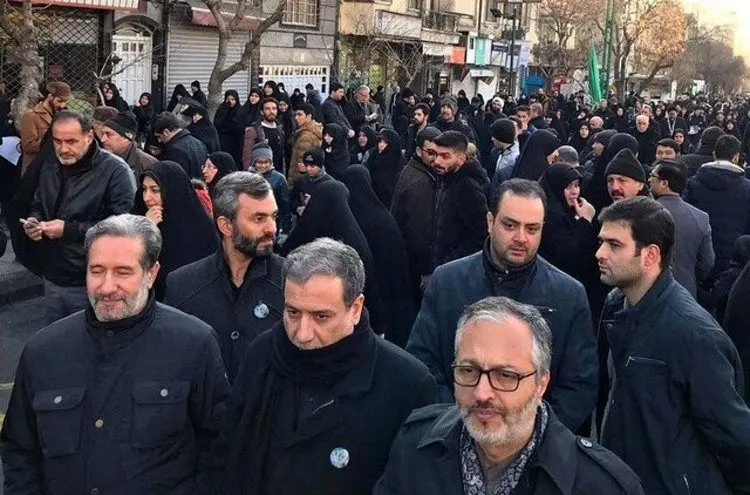 (عکس) حضور عراقچی در مراسم تشییع پیکر سردار سلیمانی