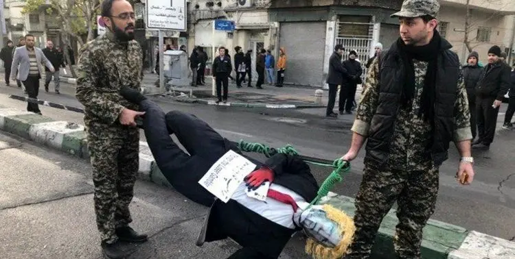 (عکس) اعدام نمادین ترامپ در مراسم تشییع پیکر سردار سلیمانی