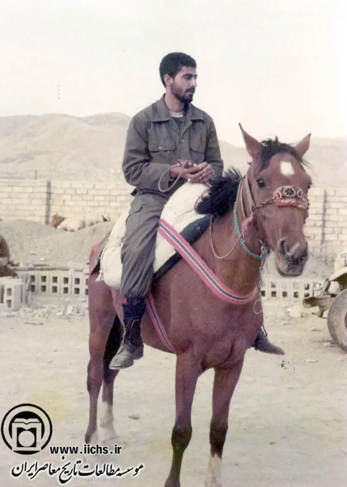 (عکس) تصویری دیده نشده از شهید سلیمانی سوار بر اسب