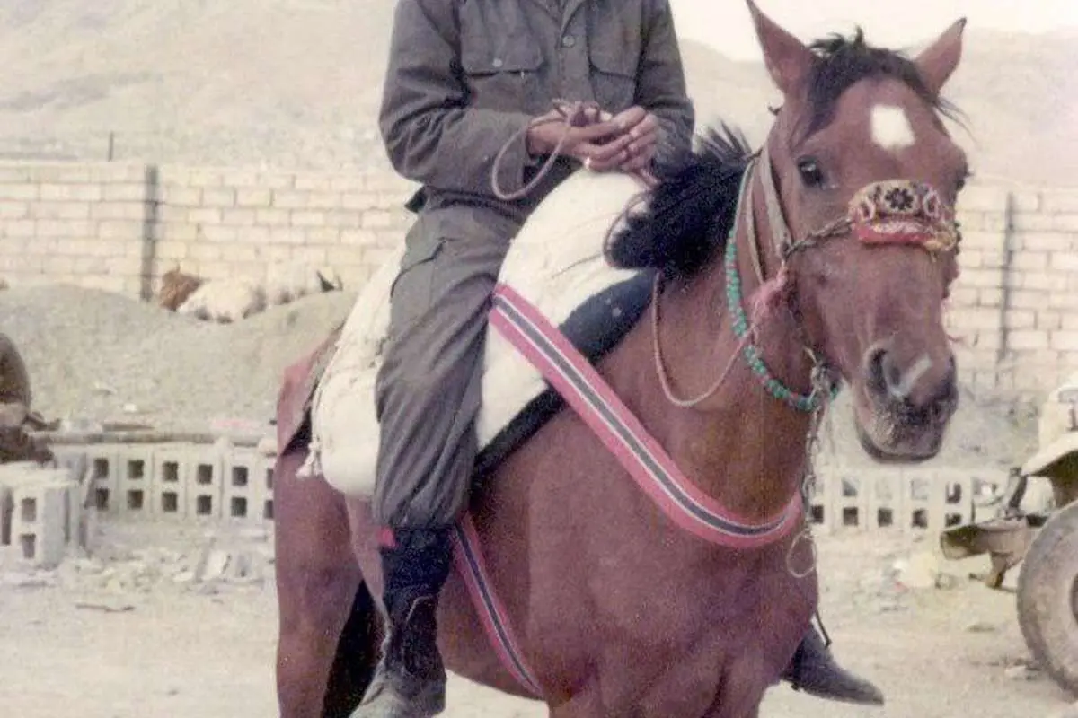 (عکس) تصویری دیده نشده از شهید سلیمانی سوار بر اسب