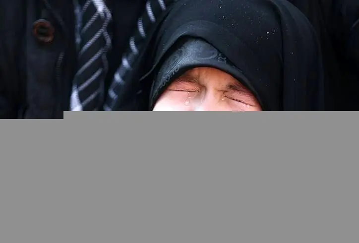 (تصاویر) اشک‌های دختر ۸ ساله شهید طارمی در مراسم خاکسپاری