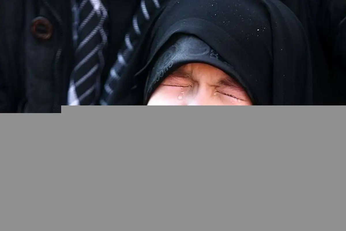 (تصاویر) اشکهای دختر ۸ ساله شهید طارمی در مراسم خاکسپاری