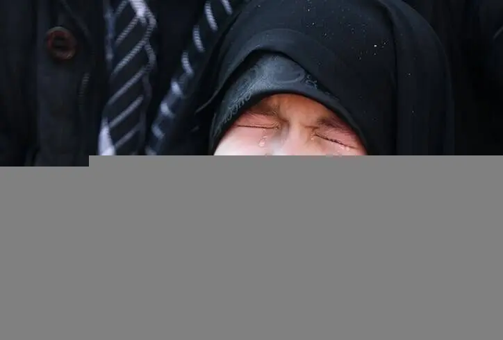 (تصاویر) اشک‌های دختر ۸ ساله شهید طارمی در مراسم خاکسپاری