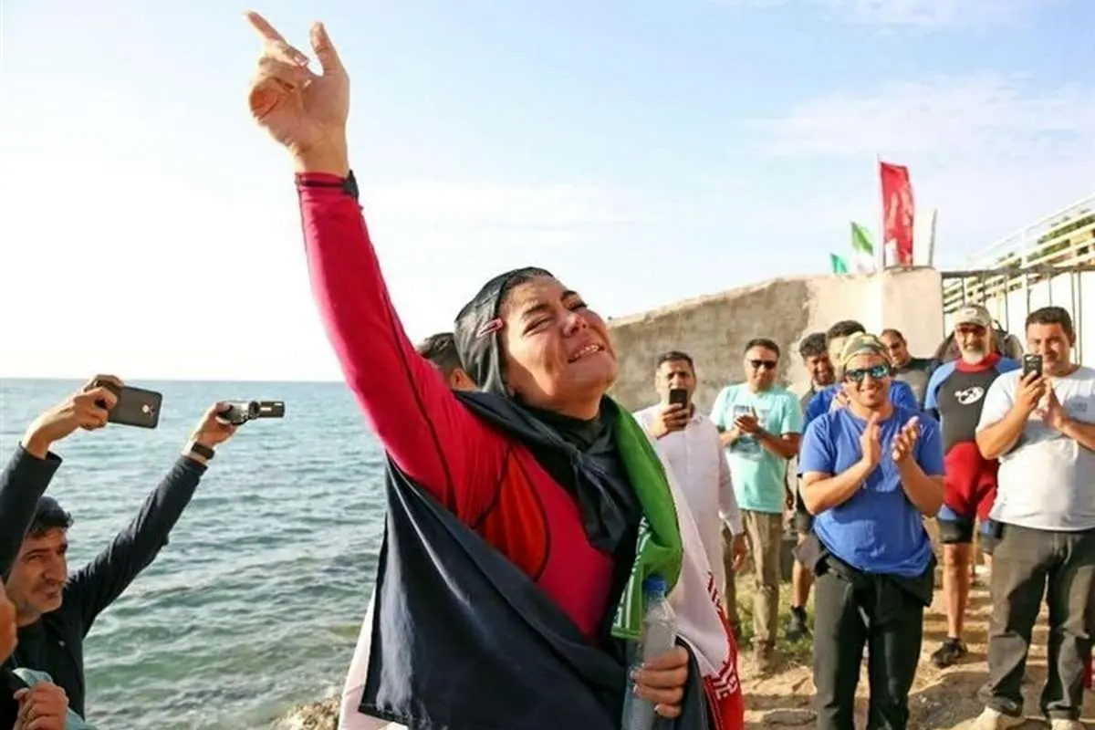 دختر ایرانی رکورد جهانی شنا با دست بسته را جابهجا کرد