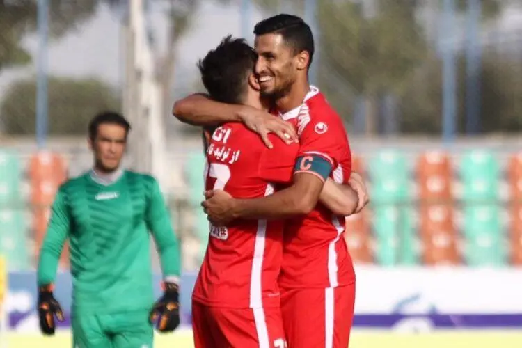 صعود پرسپولیس در سنگ‌باران آبادان