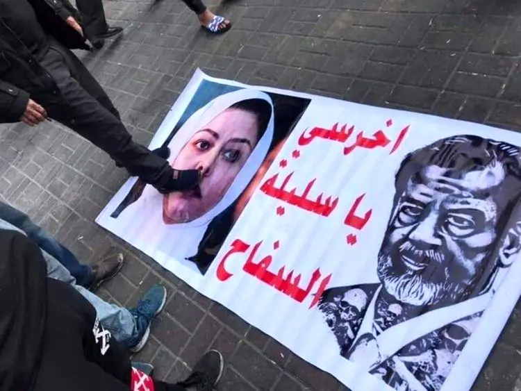 (عکس) پاسخ معترضان به دختر صدام: لال شو