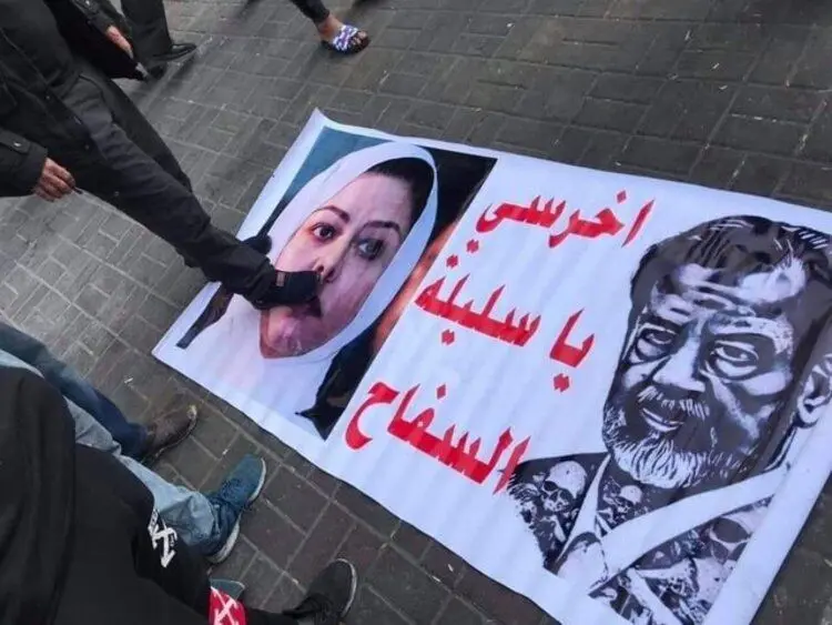 (عکس) پاسخ معترضان به دختر صدام: لال شو