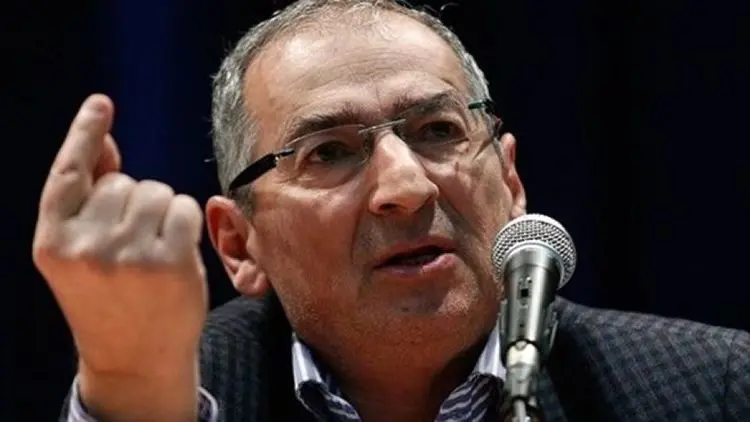 کیهان: زیباکلام نمی‌داند با روحانی و خودش چند چند است!