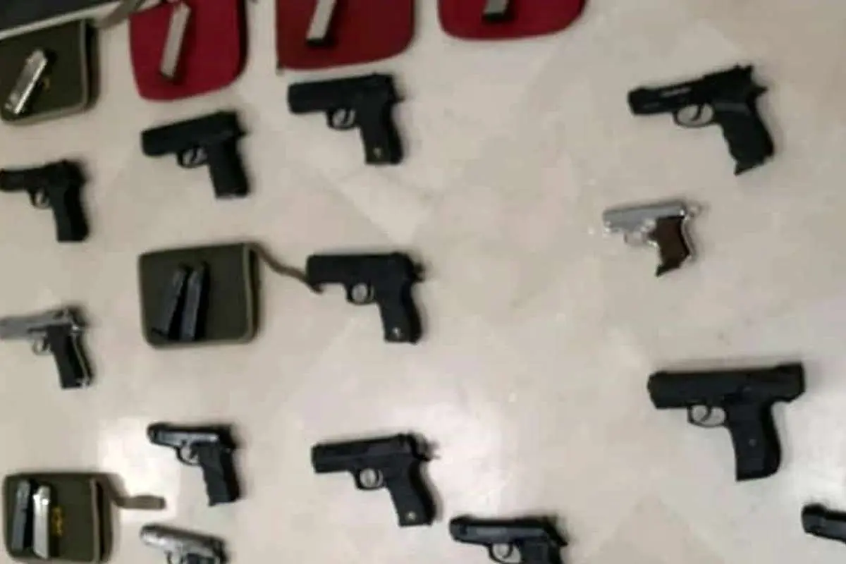 (عکس) کشف محموله سلاح با نشان"USA"در اصفهان