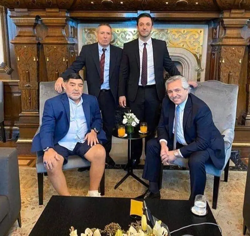 (عکس) لباس عجیب مارادونا برای دیدار با رئیس‌جمهور آرژانتین