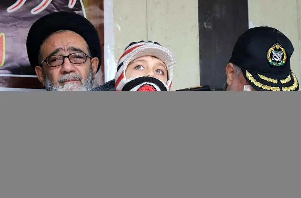 (تصویر) فرزند خلبان شهید رحمانی در آغوش نماینده ولی‌فقیه
