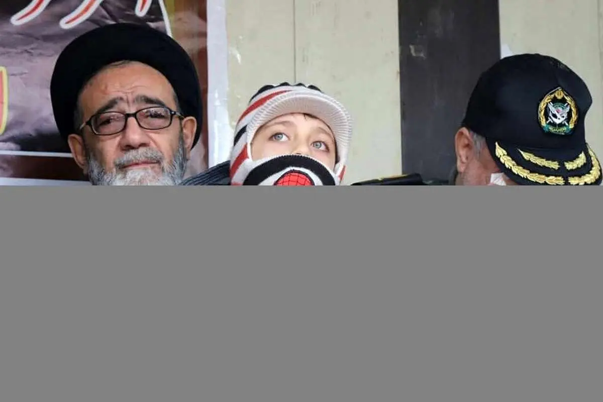 (تصویر) فرزند خلبان شهید رحمانی در آغوش نماینده ولی‌فقیه