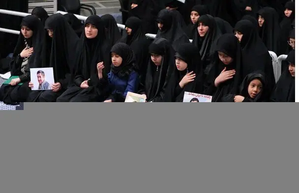 (عکس) تصویری از دختر سردار سلیمانی در محضر رهبر انقلاب
