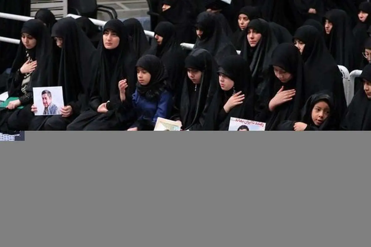 (عکس) تصویری از دختر سردار سلیمانی در محضر رهبر انقلاب
