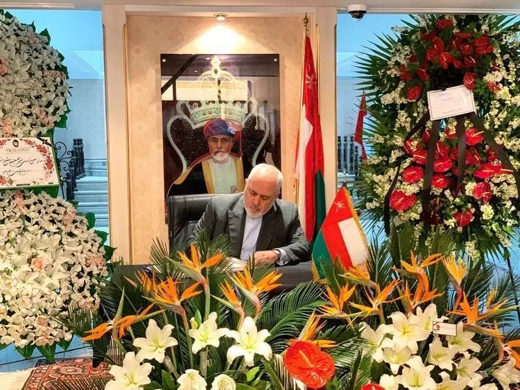 (عکس) ظریف دفتر یادبود سلطان قابوس را امضا کرد