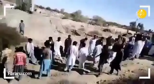(ویدئو) زنجیره انسانی برای دست به دست کردن کمک در سیل سیستان و بلوچستان